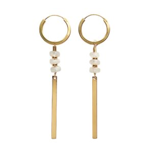 Goud vergulde sterling zilveren oorbellen met hangers van maansteen en rechthoekige balkjes.