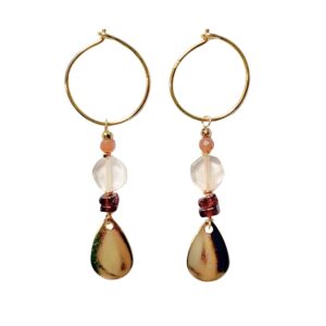 Goud vergulde sterling zilveren oorbellen met rozenkwarts muntjes, zonnesteen, granaat en metalen druppels.