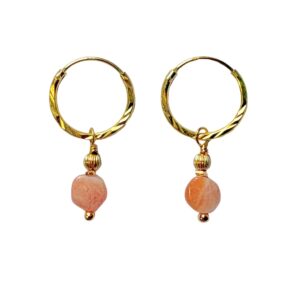 Sterling zilver vergulde en gehamerde oorringen met hangers van zonnesteen muntjes en een sierkraal.