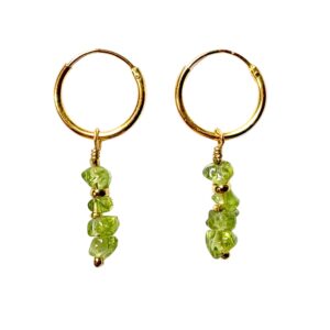 Goud vergulde sterling zilveren oorringen met hangers van chipjes van peridot.