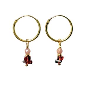 Goud vergulde sterling zilveren oorbellen met hangers van roze rhodoniet en rode granaat schijfjes.