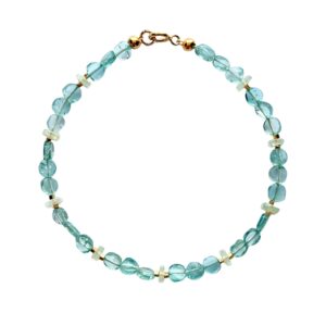 Edelsteen armband Cari met blauwe apatiet muntjes en sterling zilver of goldfilled materiaal.