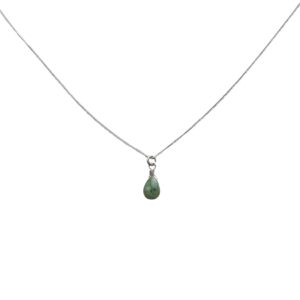 Sterling zilveren ketting met druppel hanger van groene smaragd.
