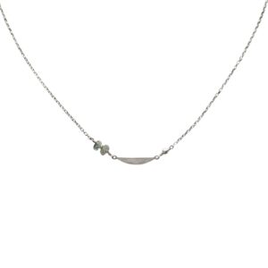 Sterling zilveren ketting met boogje en aquamarijn kraaltjes.