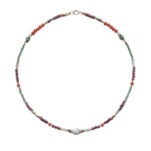 Junia, een ketting van een mix aan edelstenen in blauw, groen, paars en rood.