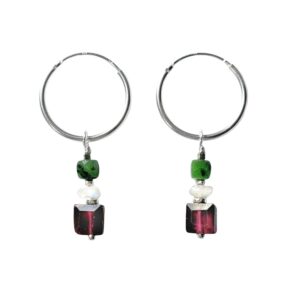 Sterling zilveren oorringen met hangers met groene zoisiet, maansteen schijfjes en granaat vierkantjes.