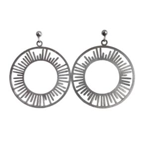 Grote ronde oorbellen met een zon van stainless steel genaamd Willa