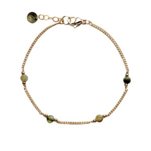 Edelsteen armband Tess met groene granaat muntjes en een fijne schakel.