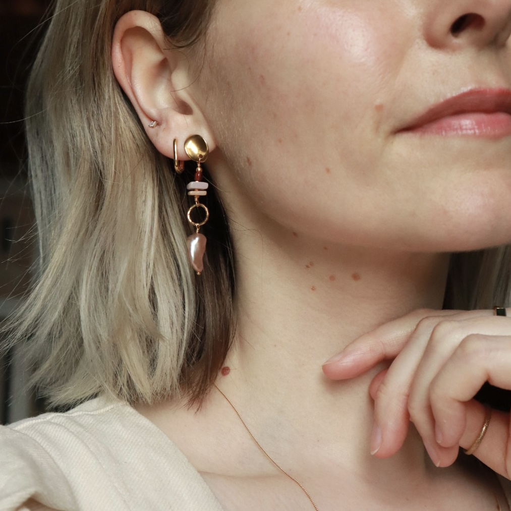 Marit met Lexi statement en edelsteen oorbellen.