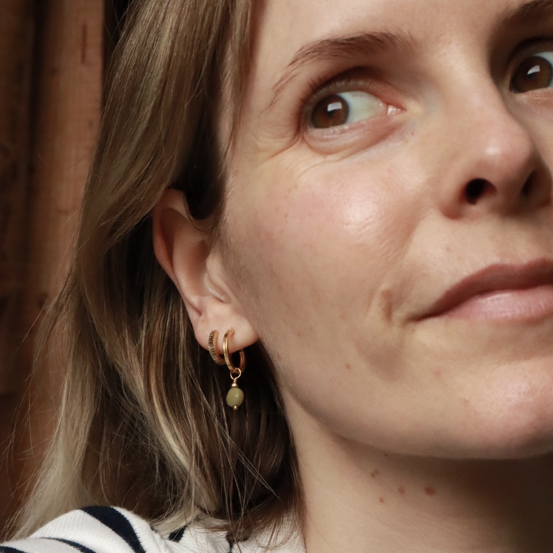 Marnie oorbellen met groene Alashan agaat.