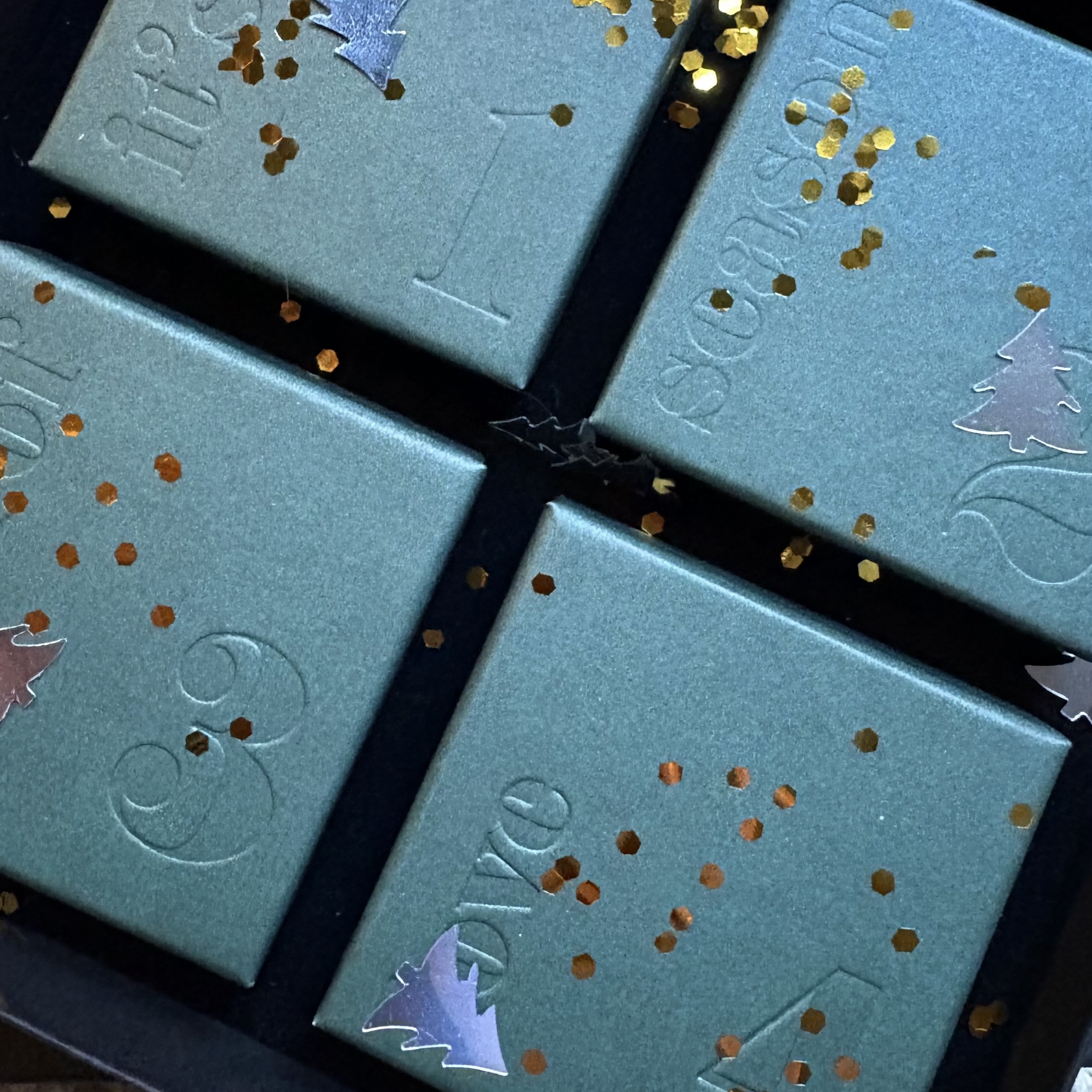 Voorbeeld van hoe de dozen met doosjes voor de adventskalender eruit zien. Prachtige groene doosjes met aftelnummers.
