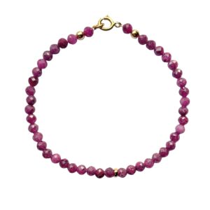 Kralenarmband met kraaltjes van roze robijn.