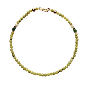 Kralenarmband met groene agaat, groene jade en zoetwaterparels.