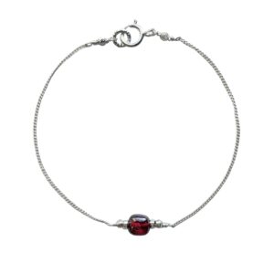 Verfijnde sterling zilveren schakelarmband met een kussentje van donkerrode granaat.