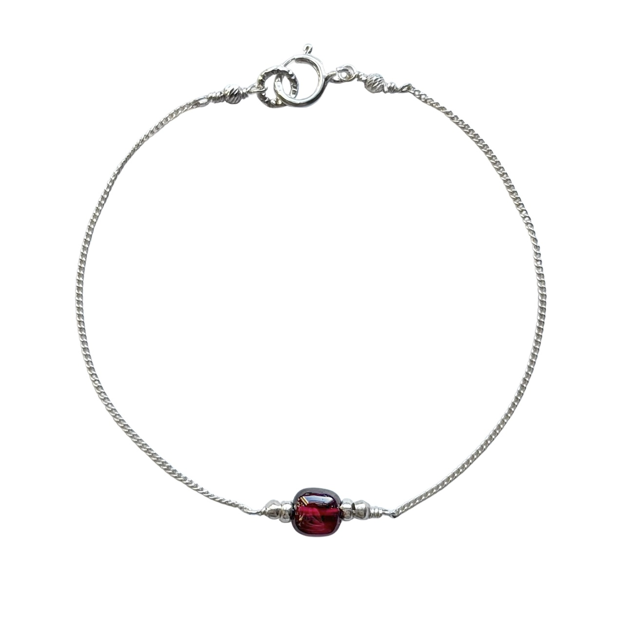 Verfijnde sterling zilveren schakelarmband met een kussentje van donkerrode granaat.