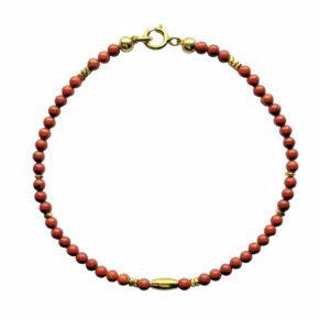 Kralenarmband van rode jaspis kraaltjes en gouden of zilveren sierkralen.