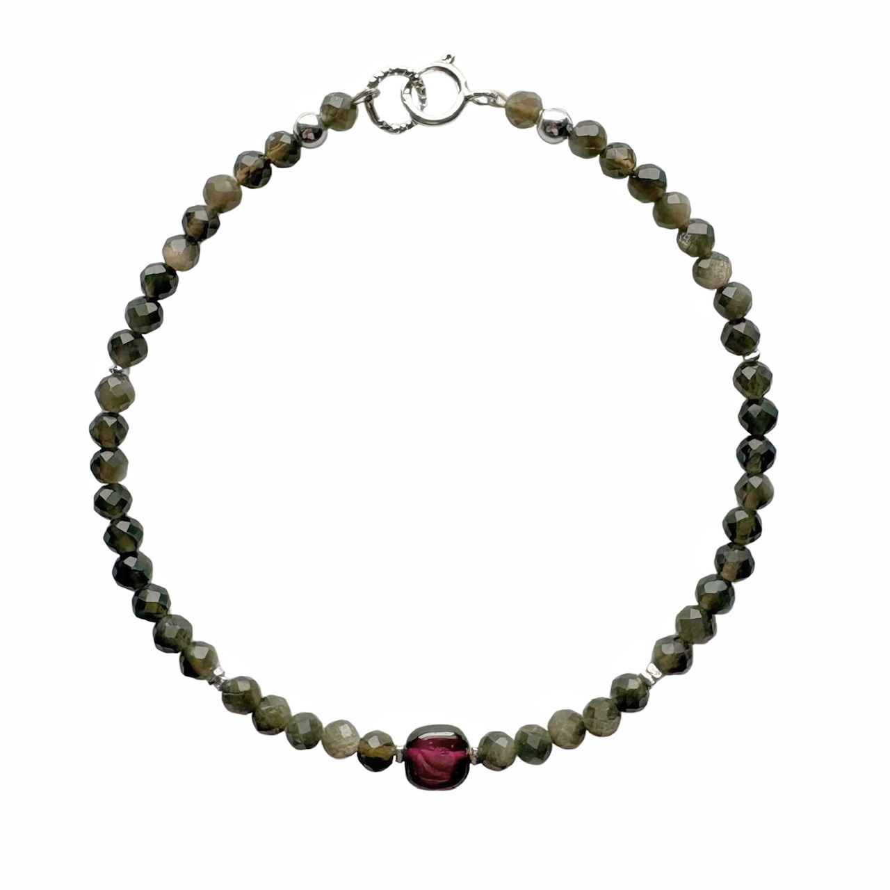 Kralenarmband met een kussentje van rood granaat en kralen van obsidiaan.