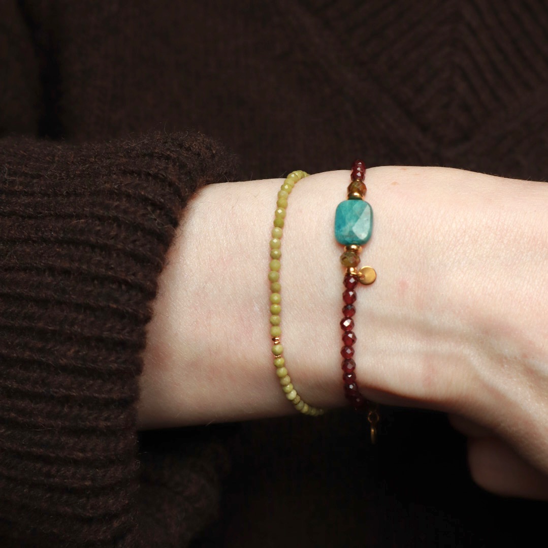 Armbandenset met twee kralenarmbanden. Gaia in het groen, Maree met blauwe apatiet en paarse granaat o.a.