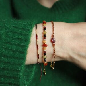 Armbandenset met armbanden in o.a. rood en groene tinten.