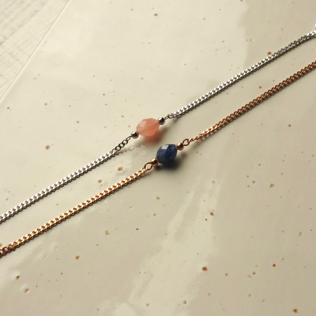 Schakelarmband met perzikroze zonnesteen of blauwe sodaliet.