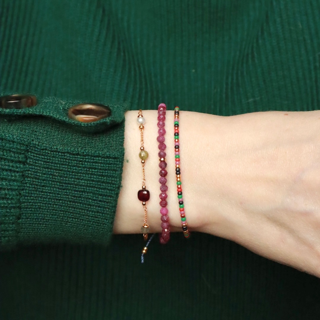 Armbandenset met drie armbanden. Mix aan kleuren waaronder rood, roze en groen.