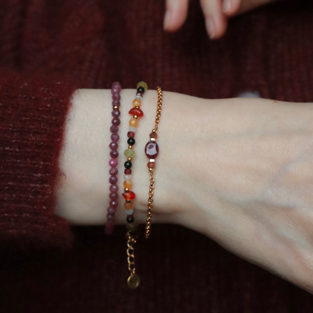 Armbandenset met drie armbanden met edelstenen in verschillende kleuren.