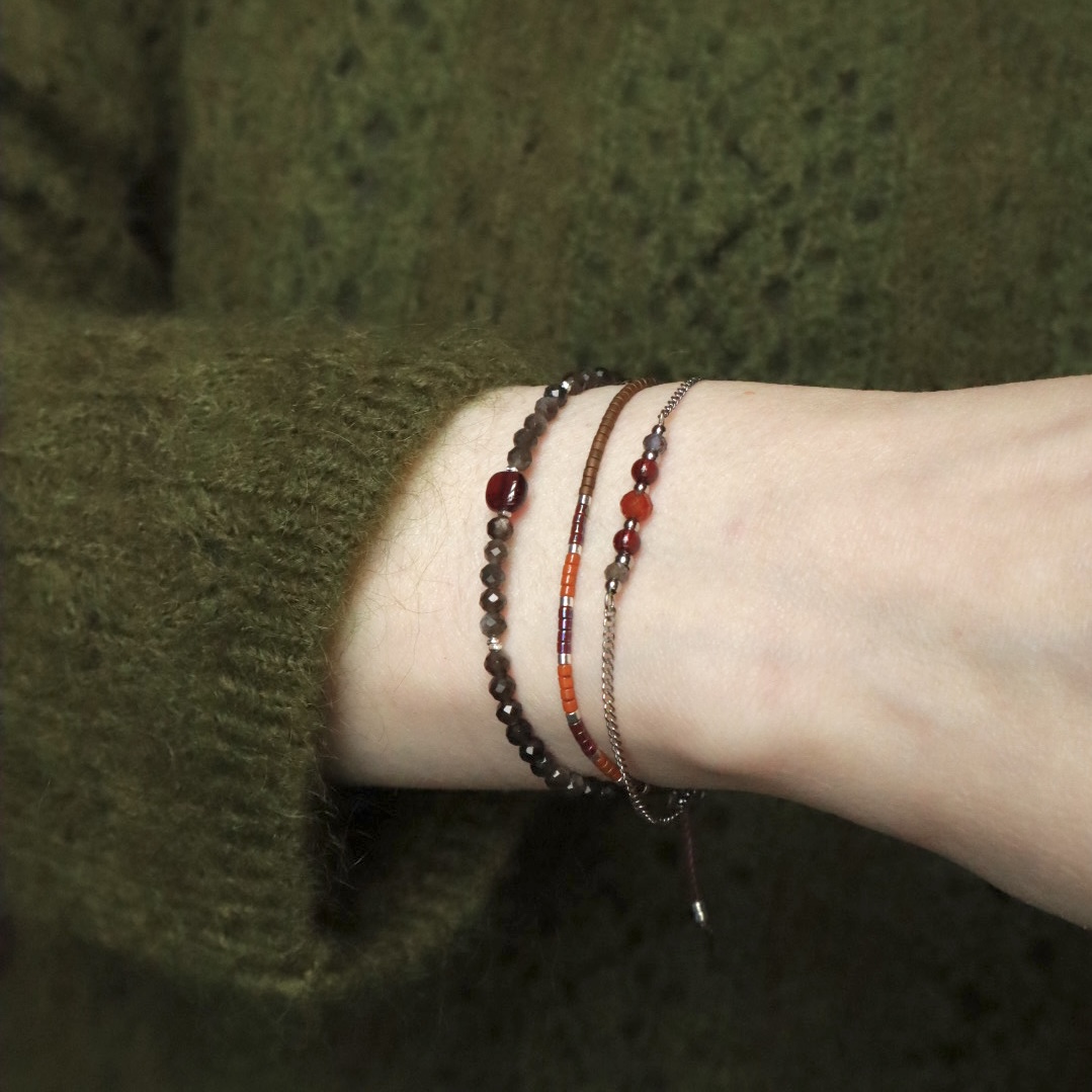 Armbandenset met drie gouden armbanden met edelsteen.