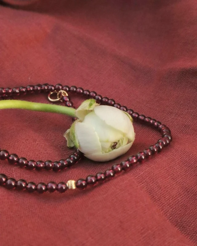 Zoek je nog een beetje kleur in je leven?
Misschien is Luni dan wel dé ketting voor jou. 
In 4 verschillende (kleuren)opties. 
Dus voor ieder wat wils. 

Amazoniet (lichtblauw): brengt balans en bescherming tegen schadelijke invloeden.
Werkt kalmerend en stabiliserend.
Aventurijn (roze/zalm): werkt kalmerend en beschermend.
Helpt je je dromen waar te maken.
Granaat (paars): geeft energie, kracht en doorzettingsvermogen wanneer het echt nodig is.
Jade (groen): werkt reinigend, beschermend en trekt geluk aan.

Welke kies jij?

»«

•
•
#sieradenset #goldfilledsieraden #edelsteenketting #persoonlijkesieraden #moederschap #vriendinnen #ambitieuzemeisjes #moederhart #goudenketting #marblesbymg #sieradenwinkel #summerlooks  #jewelryartist