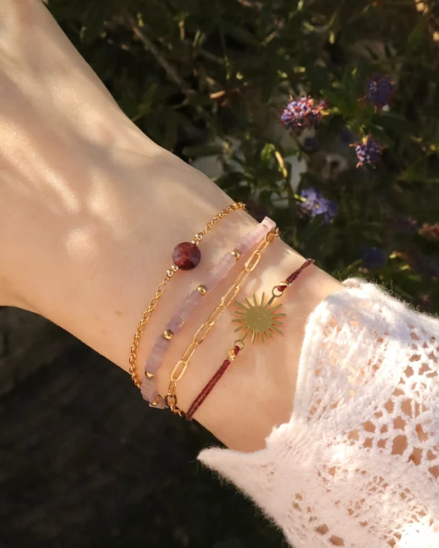 Een weekje vol met fijne dingen (de mindere gezondheidsdingetjes houden we even lekker achterwege). 
⠀⠀⠀⠀⠀⠀⠀⠀⠀
» Trots op deze nieuwe collectie. 
Kijk deze armbanden eens samen!
» Man man, wat een tulpen 😍 dit jaar hebben we een bollenstrook geplant en deze tulpen waren nu aan de beurt. 
» Even zonhappen wanneer het lukt, zo fijn!
» Als de dag wat minder is, gewoon deze blije sokken aan, lief cadeautje van m’n nicht. 
» Zó blij met jullie fijne bestellingen door de paasactie. 
En leuk ook om te zien wat voor combinaties jullie maken. 
» Nog meer zon, onder andere met lieve Teuntje. 
» Elk jaar verliefd op de blauwe regen!
» De blog nieuw leven ingeblazen, had je dit al gezien?
» Swipe voor de laatste foto met very Gen z hartje, we voelden ons als millennials erg hip 😆 (bezoek van lieve nicht & tante).
⠀⠀⠀⠀⠀⠀⠀⠀⠀
»«
⠀⠀⠀⠀⠀⠀⠀⠀⠀
⠀⠀⠀⠀⠀⠀⠀⠀⠀
⠀⠀⠀⠀⠀⠀⠀⠀⠀
⠀⠀⠀⠀⠀⠀⠀⠀⠀
⠀⠀⠀⠀⠀⠀⠀⠀⠀
•
•
#kralenarmbanden #edelsteenarmbanden  #gemstonebracelet #goudenarmband #vrouwelijkondernemerschap #meisjesmama #zelfliefde #marblesbymg #bruiloftstyling #authentiekondernemen #sieradeninspiratie #verfijndesieraden #zomercollectie