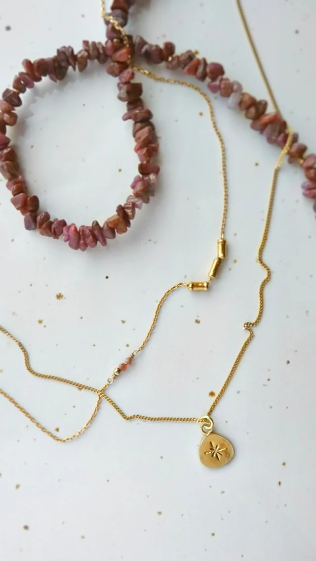 Altijd leuk als een trend weer terugkomt en deze gewoon nog in je kast ligt!
Heb de polkadot weer omarmt. 

Hier zie je de kettingen die ik op het moment elke dag draag.
Ik maakte een ketting met robijntjes in die supermooie roze/rode kleur, love it 😍
Wil jij er ook eentje? Let me know! 
Daarbij Haveen met mini zonnesteentjes en bamboo look kraaltjes.
En om nog meer lengte te creëren, de Juno necklace met poolster (welke met de hand gehamerd is door mij!).

Wat vind jij van deze look?
Vaker delen?

»«

•
•
#sieradenset #goldfilledsieraden #goudenketting #persoonlijkesieraden #moederschap #vriendinnen #ambitieuzemeisjes #moederhart #nomadgirls #marblesbymg #sieradenwinkel #summerlooks  #jewelryartist #lookoftoday