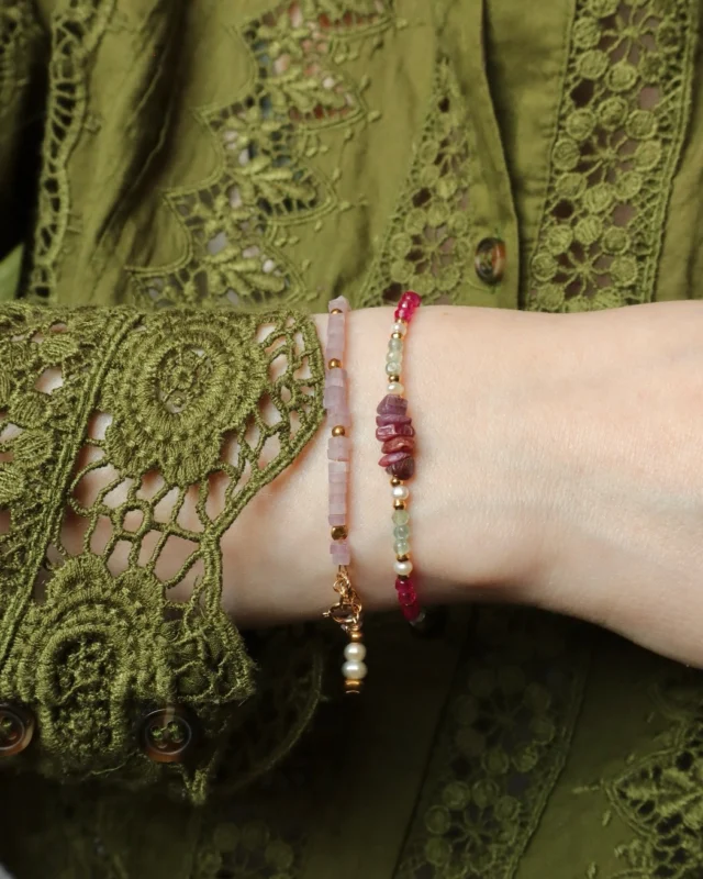 “Even here,
I will make time 
for the little things
that bring me life.”

- mhn - 

»«

•
•
#morganharpernichols #kralenarmbanden #edelsteenarmbanden #gemstonebracelet #goudenarmband #vrouwelijkondernemerschap #meisjesmama #zelfliefde #marblesbymg #bruiloftstyling #authentiekondernemen #sieradeninspiratie #verfijndesieraden #zomercollectie