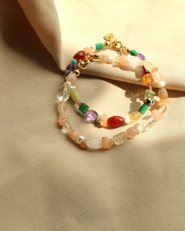 Ze zijn er!
De mix armbanden Summer & Sola staan online. 
De edelsteentjes zijn allemaal verzameld in de afgelopen 10(!) jaar en ik kan het dus bijna wel een jubileum armband noemen 🤗
Herken jij edelstenen uit voorgaande collecties?

Summer is de bonte versie en Sola de rustige. 
Ik ben heel benieuwd voor welke jij kiest!

P.s. van beiden zijn ook enkelband versies. 

»«

•
•
#kralenarmbanden #mymarblesmoment #edelsteenarmbanden #gemstonebracelet #goudenarmband #vrouwelijkondernemerschap #meisjesmama #zelfliefde #marblesbymg  #bruiloftstyling #authentiekondernemen  #sieradeninspiratie #verfijndesieraden #zomercollectie