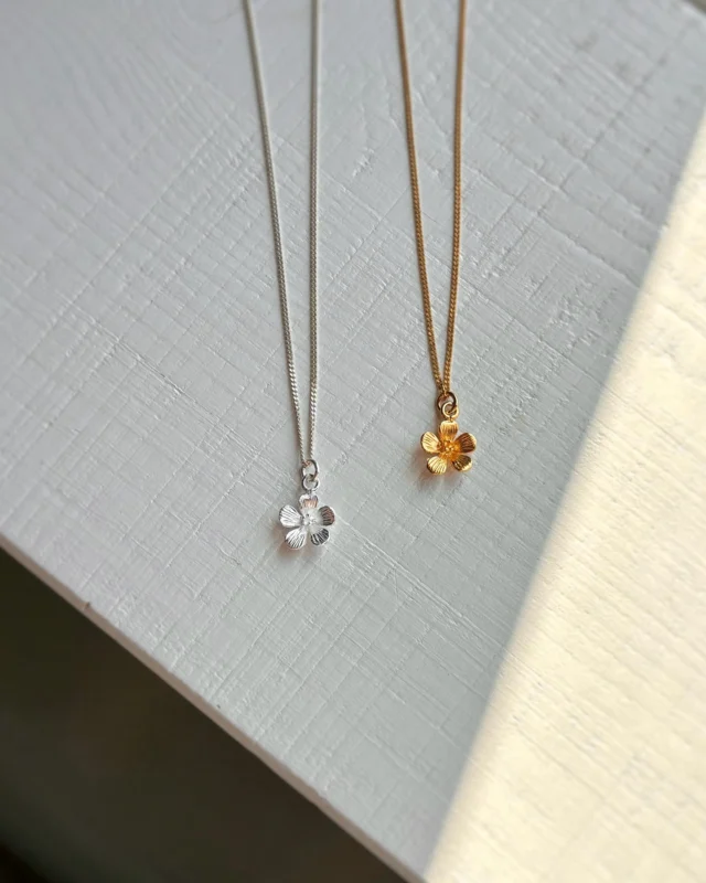 Soms mag het ook gewoon eenvoud zijn, of niet?
Neem dit lieve subtiele bloemetje. 
Posy heet deze ketting. 
In sterling zilver of goud vermeil sterling zilver. 

Draag haar met meerdere laagjes maar je kunt haar ook zo mooi alleen laten schitteren. 

Staat ze al op je wishlist?

»«

•
•
#mymarblesmoment #edelsteenkettingen #goudenketting #parelketting #kralenketting #moederliefde #ondernemendevrouwen #bruiloftplannen #kleineondernemers #marblesbymg #liefdevoorjezelf #sieradenshop #subtielesieraden #handgemaaktinnederland