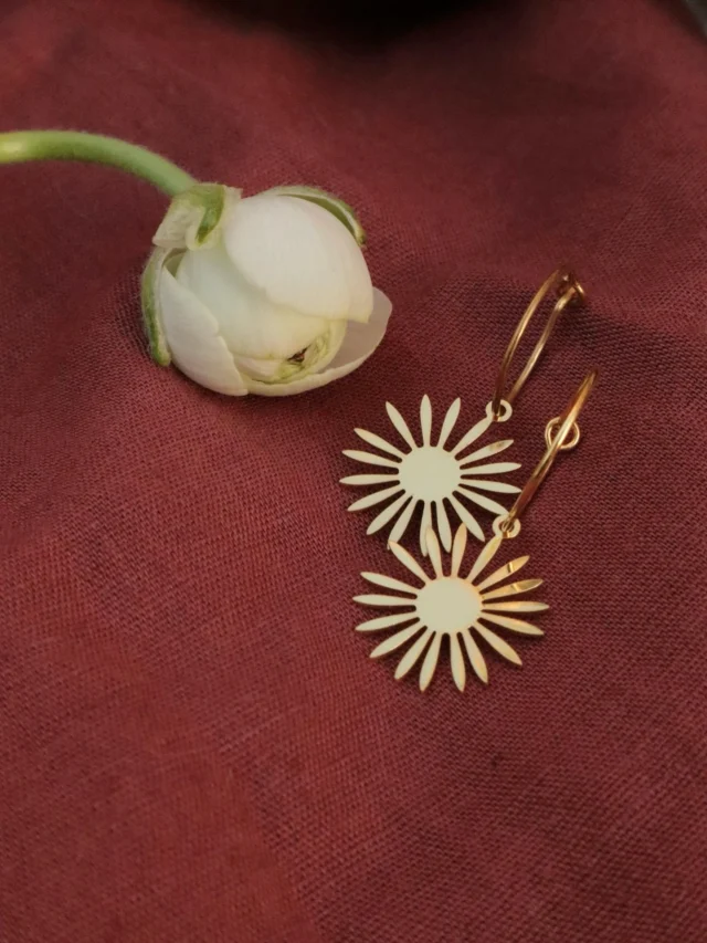 “perhaps 
there is no perfect
or simple way
to thread through
this valley,
but perhaps
there is a way
to thread through
as you are, 
knowing grace
is never far
and you
are not alone.”

-mhn-

»«

•
•
#bloemenoorbellen #edelsteenoorbellen #pareloorbellen #sterlingzilver #moederendochter #vrouwelijkeondernemers #bruiloftinspiratie #marblesbymg #sieradenmeteenverhaal #minimalistischesieraden #sieradenmerk #morganharpernichols