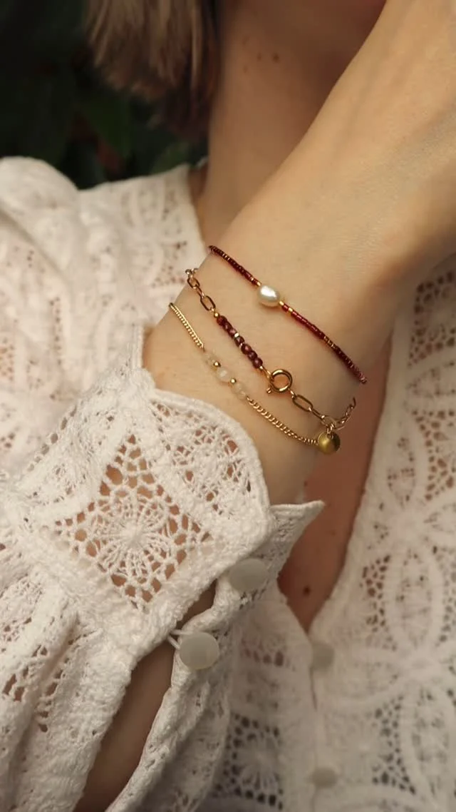 Oeh wat vinden we van deze set?
Allemaal mogelijk nieuwe armbanden voor in de webshop!
De middelste komt er sowieso, daar werd flink voor gestemd.
Snap ik wel met de kubusjes van het altijd mooie granaat.

En de andere twee?

Ik wens je een fijn weekend 😘

»«

•
•
#kralenarmbanden #edelsteenarmbanden  #gemstonebracelet #goudenarmband #vrouwelijkondernemerschap #meisjesmama #zelfliefde #marblesbymg #bruiloftstyling #authentiekondernemen #sieradeninspiratie #verfijndesieraden #zomercollectie
