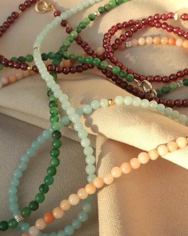 Een gezellige kralenketting. 
Luni lijkt erg simpel maar fleurt in haar eentje zo je hele outfit op.
In paars, lichtblauw, groen of zalmroze, het ligt er maar aan welke kleur het beste bij jou past.

Dit zijn de edelsteentjes achter de keuren:
Amazoniet (lichtblauw): brengt balans en bescherming tegen schadelijke invloeden.
Werkt kalmerend en stabiliserend.
Aventurijn (roze/zalm): werkt kalmerend en beschermend.
Helpt je je dromen waar te maken.
Granaat (paars): geeft energie, kracht en doorzettingsvermogen wanneer het echt nodig is.
Jade (groen): werkt reinigend, beschermend en trekt geluk aan.

Voor welke zou jij gaan?

»«

•
•
#puurmarbles #edelsteenkettingen #goudenketting #parelketting #kralenketting #moederliefde #ondernemendevrouwen #bruiloftplannen #kleineondernemers #marblesbymg #liefdevoorjezelf  #sieradenshop #subtielesieraden #handgemaaktinnederland