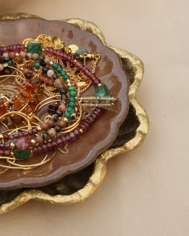 Voor het geval je het gemist hebt, komende donderdag 10 juli om 19:30 is er hier op insta een story sale. 
Je kunt hier samples van vorige collecties tegenkomen en sieraden die teruggekomen zijn uit verkooppunten. 

Leuke prijsjes en unieke sieraden! 
Dit keer zijn er vooral kettingen & oorbellen te vinden. 
Je kunt in de story simpelweg reageren met “ja” en het sieraad is na betaling van jou 🤗

Ik heb er alweer zin in, jij?

»«

•
•
#Sieradenset #goldfilledsieraden #oorsieraden #persoonlijkesieraden #moederschap #storysale #fyp #vriendinnen #ambitieuzemeisjes #moederhart #nomadgirls #marblesbymg #sieradenwinkel #summerlooks #jewelryartist