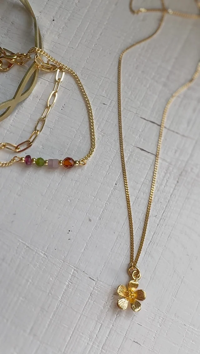 Zo’n bestelling van jou kan zó fijn zijn! 💚
Door jou gemixt & gematcht tot je nieuwe favorieten.
Een heerlijke armbandenset en als aftopper de Posy ketting met bloem.

Daar word je blij van, niet dan?
Bij elke bestelling, groot of klein, doe ik een kleine happy dance in m’n hoofd 💃🏽

»«

•
•
#Sieradenset #goldfilledsieraden #oorsieraden #persoonlijkesieraden #moederschap #vriendinnen #ambitieuzemeisjes #moederhart #sieradenwebshop #edelsteenketting #marblesbymg #sieradenwinkel #summerlooks #jewelryartist